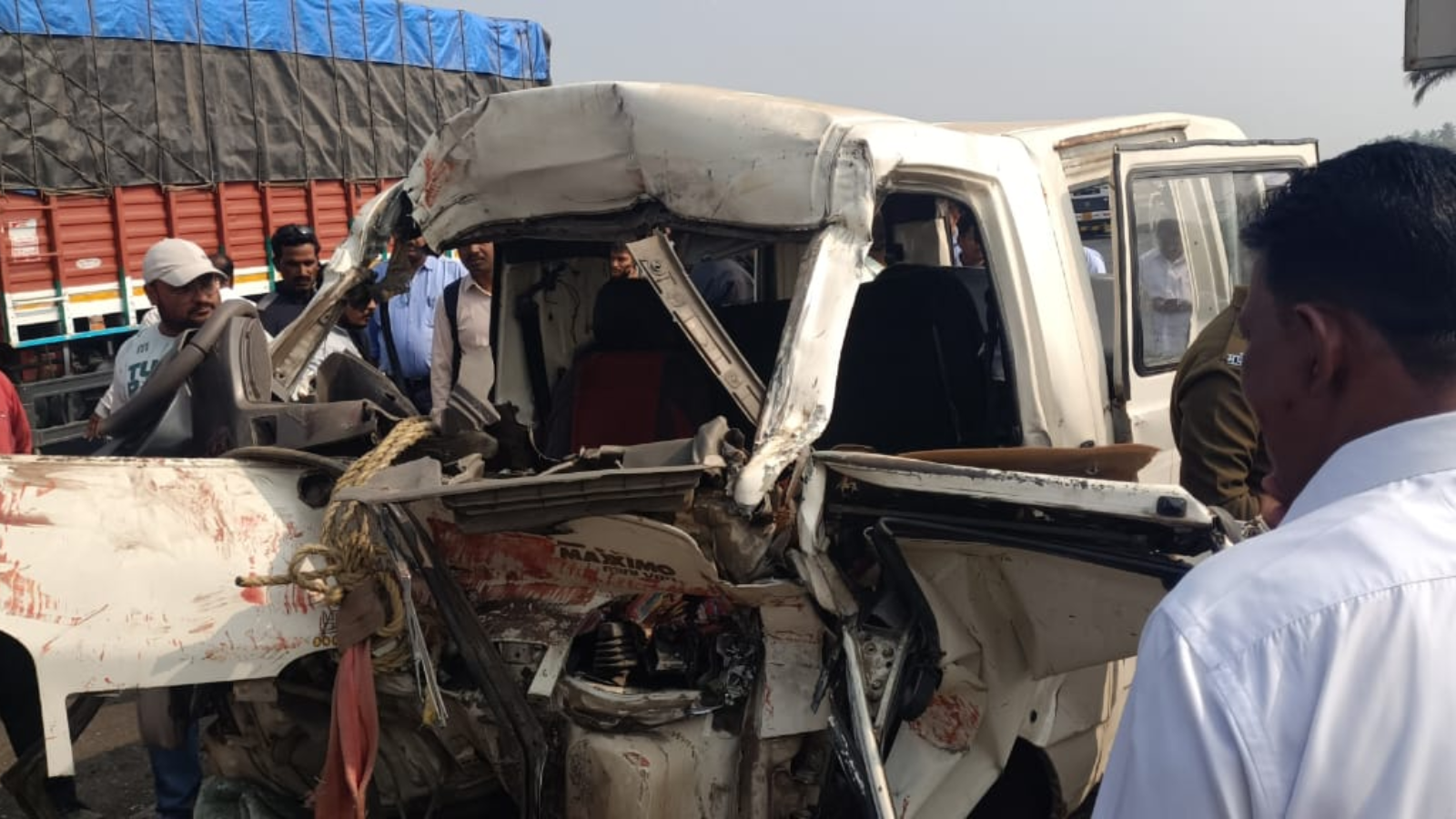 9, including 5-yr-old, killed as tempo truck rams van in Pune district ...