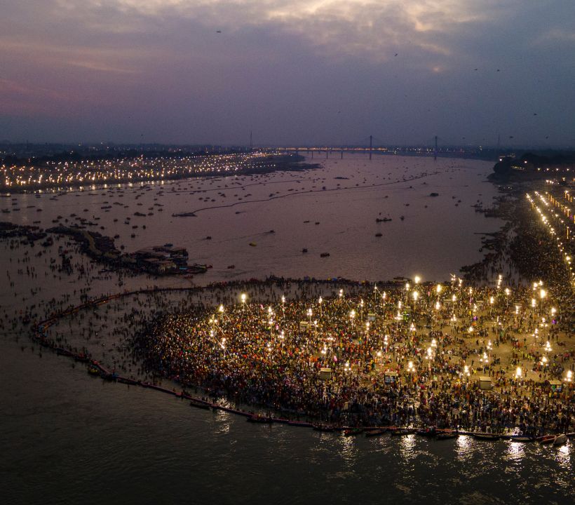 असे मानले जाते की कुंभमेळ्यादरम्यान, आकाशगंगांच्या विशिष्ट संरेखनात या नद्यांमध्ये स्नान केल्याने एखाद्याचे पाप धुऊन जाते आणि पुण्य प्राप्त होते. (पीटीआय फोटो)