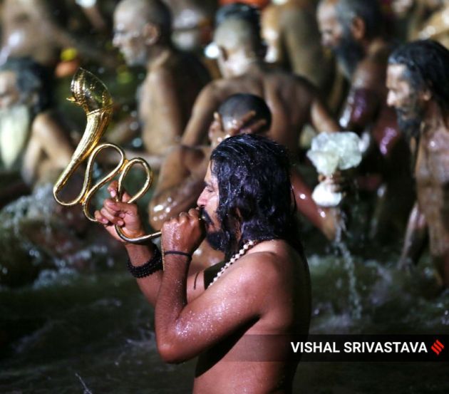 It is believed that the Amrit Snana ritual cleanses sins of the devotees and liberates them from the cycle of rebirth.