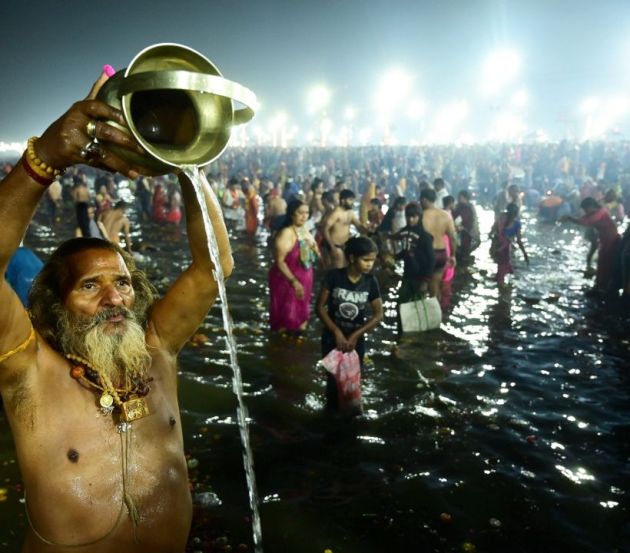 Some devotees performed their bathing rituals before the final moment, following traditional practices.