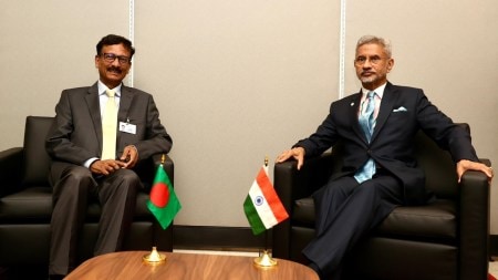 Bangladesh Foreign Affairs Advisor Md Touhid Hossain (left) and Indian Minister of External Affairs S Jaishankar.