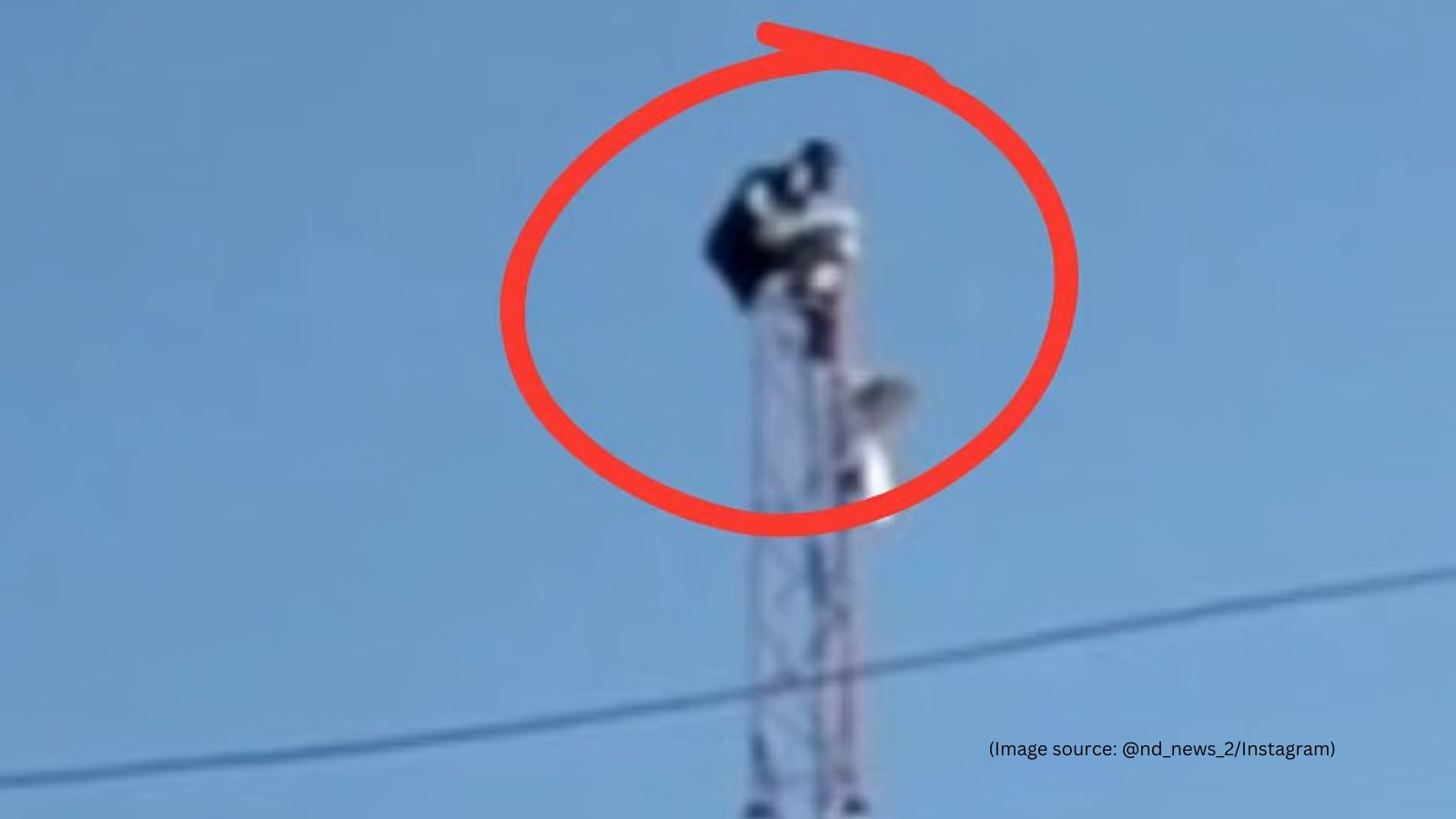 Seeing the danger, onlookers immediately contacted the police and Municipal Corporation (Image source: @nd_news_2/Instagram)