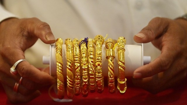 Gold Prices Soar as Stock Market Struggles