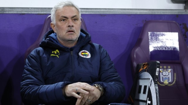 Fenerbahce's head coach Jose Mourinho, left, during the Europa League playoff second leg soccer match between Anderlecht and Fenerbahce at the RSC Anderlecht stadium in Brussels, Thursday, Feb. 20, 2025. (AP Photo)