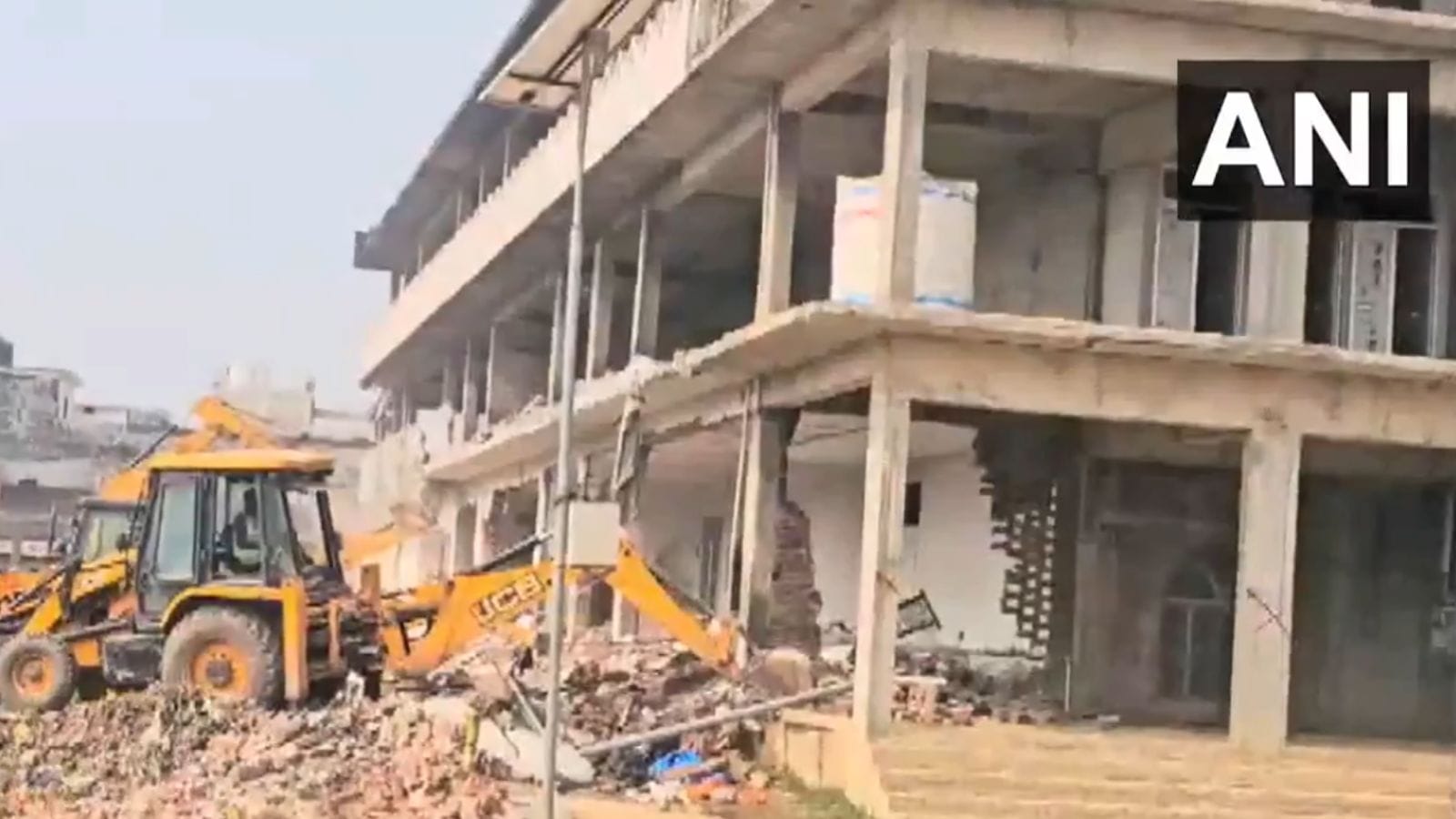 SC rebukes UP over mosque demolition, threatens contempt.