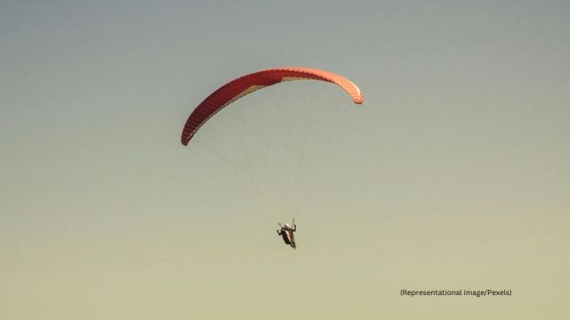The student was fully equipped with all the necessary paragliding gear (Representational image/Pexels)