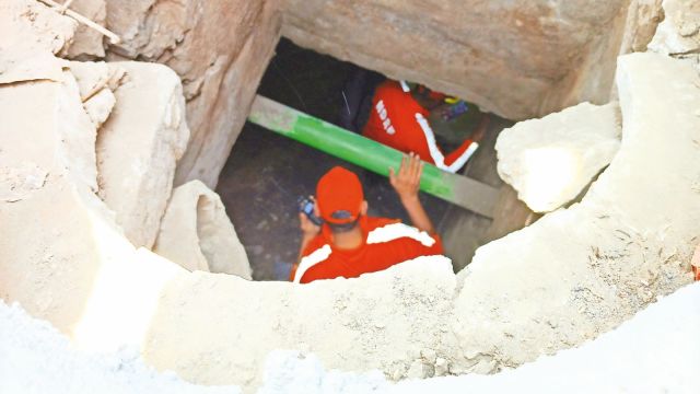 Surat, Surat 2-yr-old recovered  dead, 2-yr-old recovered  dormant   successful  manhole, Surat Fire Department, Variyav, Ahmedabad news, Gujarat news, India news, Indian express, existent   affairs