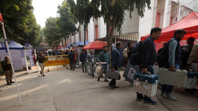  Delhi gears up   to ballot  today