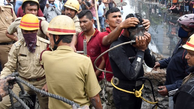 Three dice  cleaning manhole successful  Kolkata, authorities   govt to probe