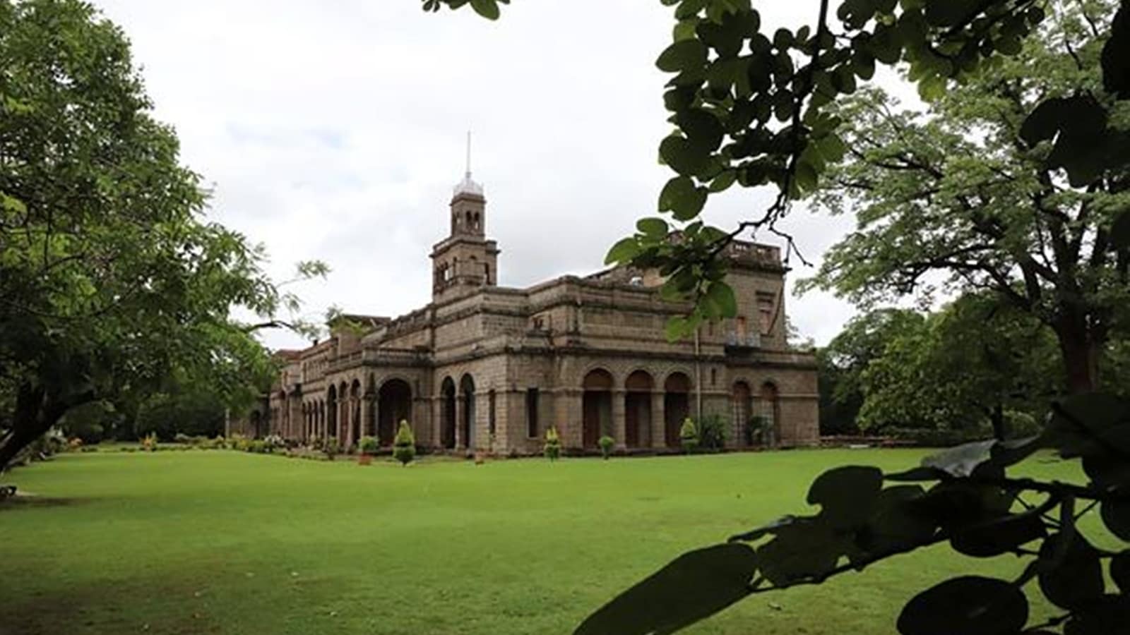 Hundreds join heritage walk at Pune University