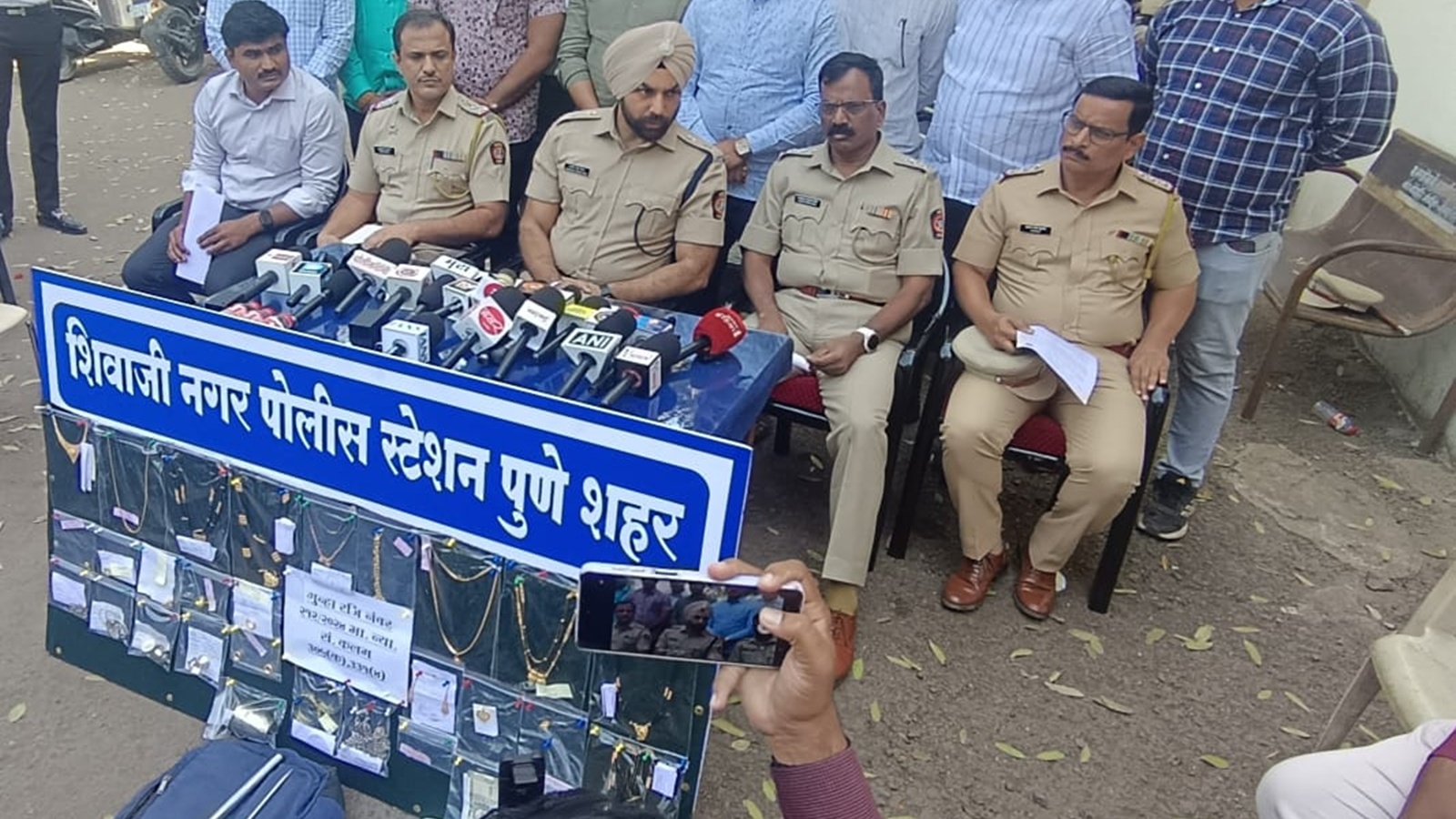 Pune burglar named in 64 cases held; 49 keys seized along with gold, silver worth Rs 17 lakh | Pune News Pune burglar named in 64 cases held; 49 keys seized along with gold, silver worth Rs 17 lakh | Pune News