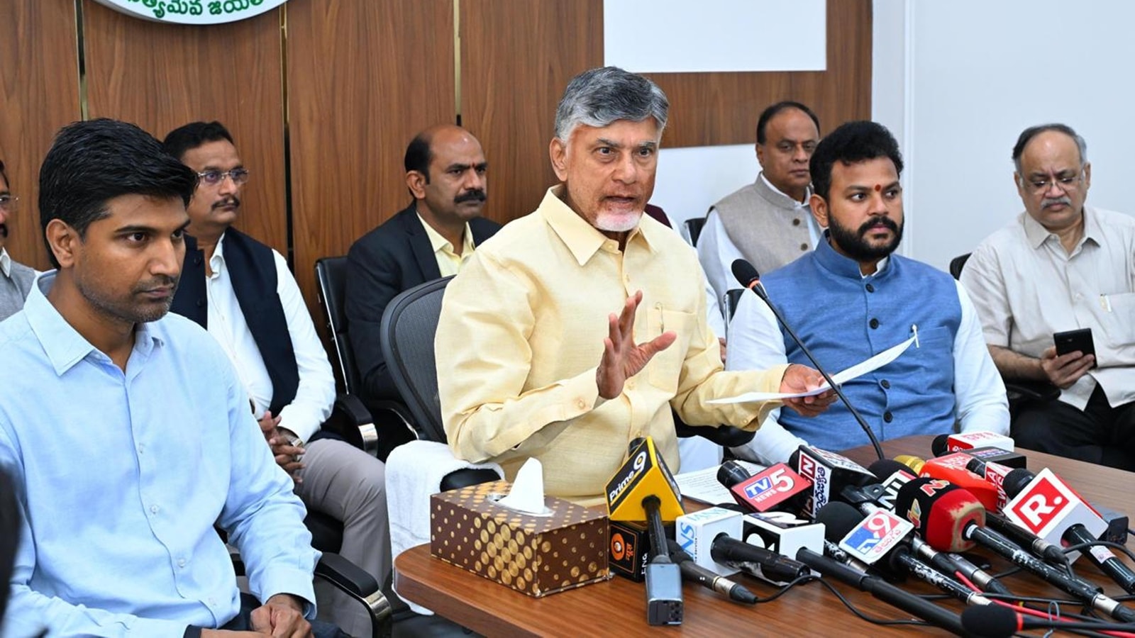 Naidu slams AAP's Delhi rule, backs BJP