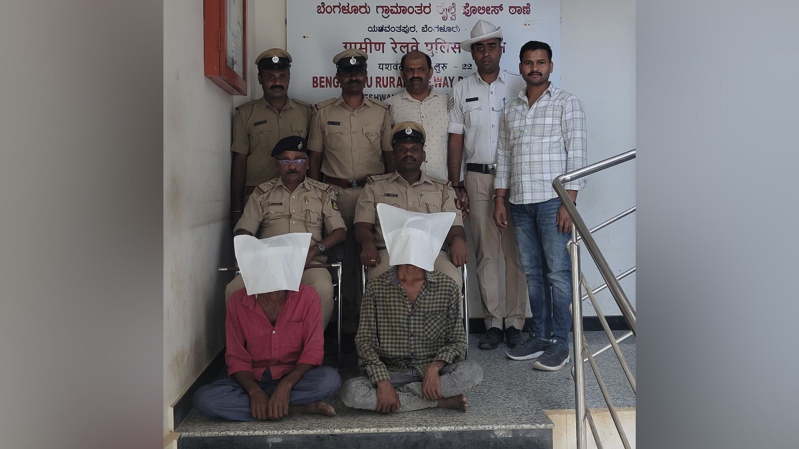 karnataka, man pushed off train, moving train,