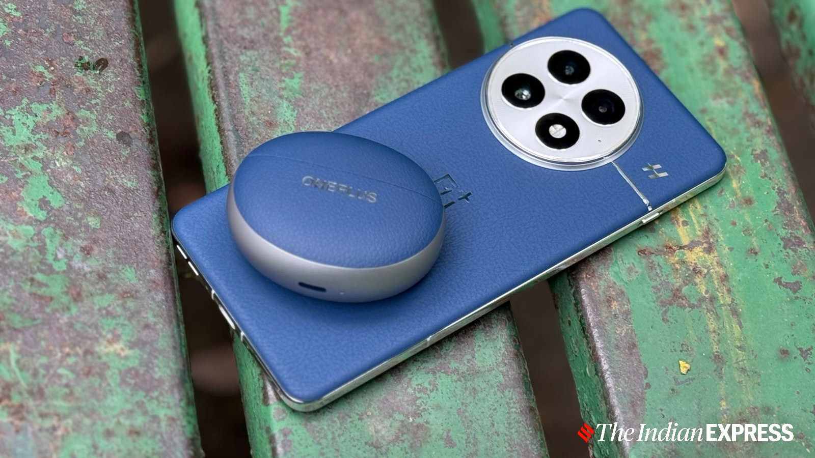 The blue variant of the OnePlus 13 has a faux leather back.