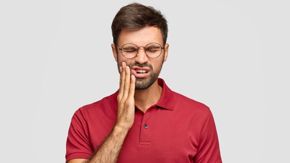 Experiencing unexplained tooth sensitivity? Silent acid reflux (LPR) might be eroding your enamel without you realizing it. Learn how acid exposure damages teeth and discover expert tips from Dr. Premila Naidu on protecting your oral health. (Source: Freepik)