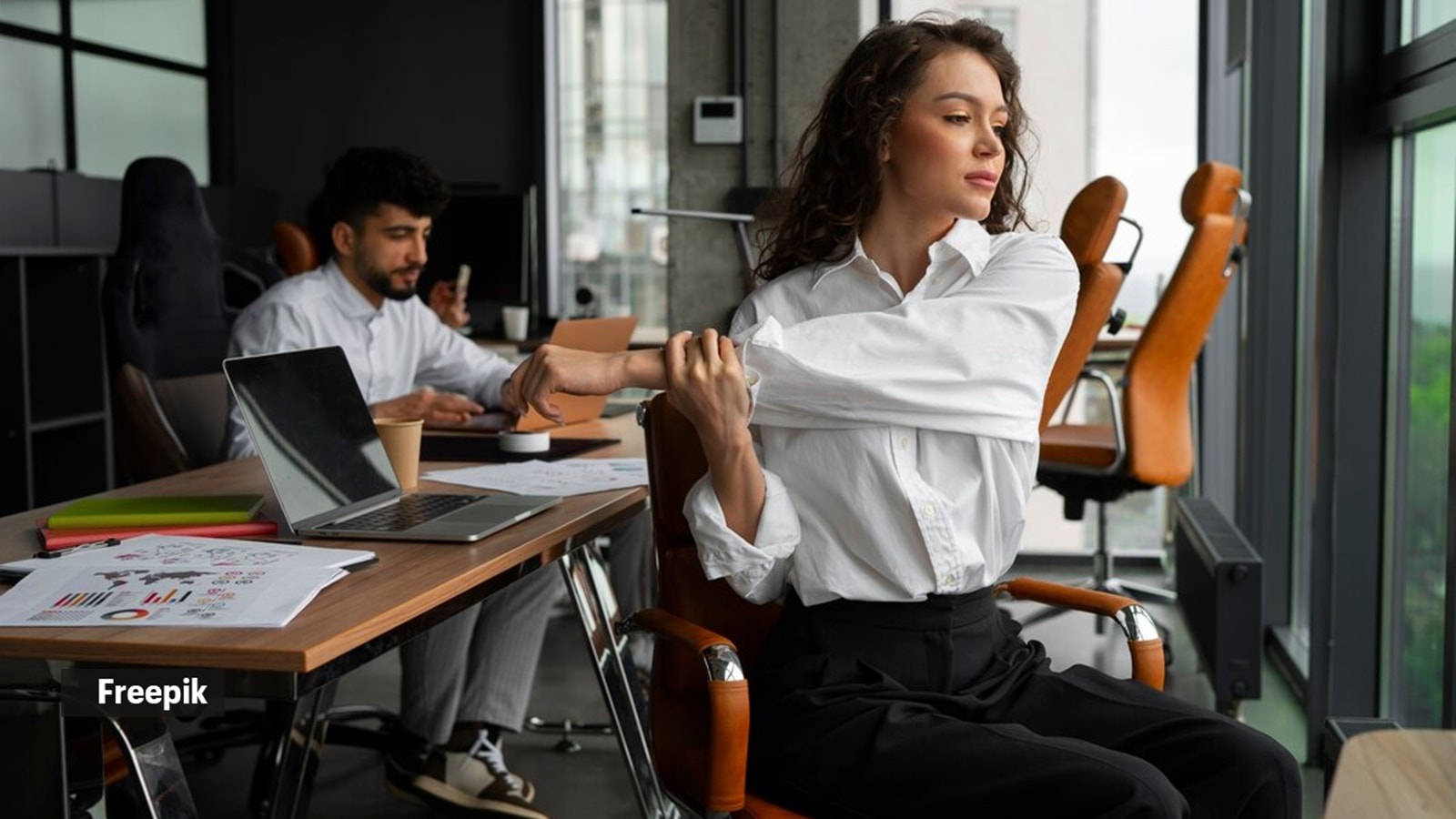 5 quick desk stretches to ease stiffness | Fitness News - The Indian ...