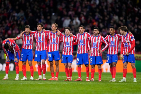 لاعبي أتلتيكو مدريد خلال ركلة جزاء ضد ريال مدريد في جولة دوري أبطال أوروبا من 16 مباراة في المرحلة الثانية. (AP/Manu Fernandez)