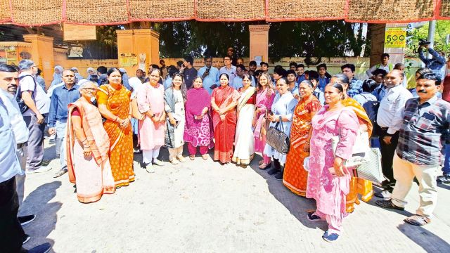 Heat Action Plan, Gujarat Heat Action Plan, Cool Bus Stop, Lal Darwaja Cool Bus Stop, Lal Darwaja, Ahmedabad news, Gujarat news, Indian express, current affairs