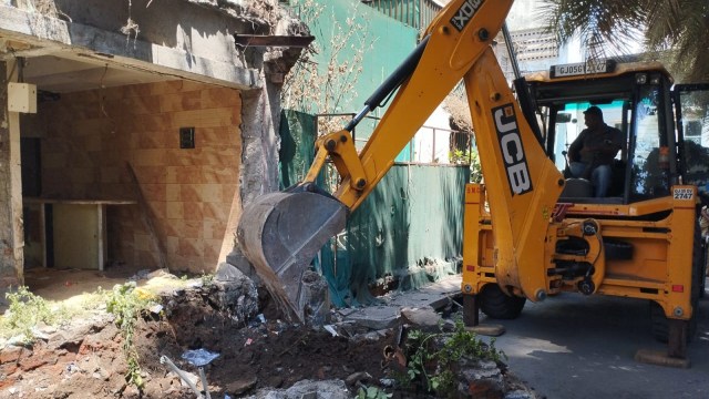 Days after he walked out on bail, SMC razes ‘illegal’ structures built by murder accused