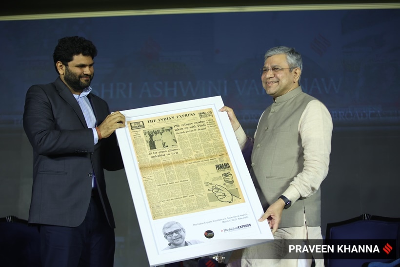 पुरस्कारांच्या तिसऱ्या आवृत्तीत, नाविन्यपूर्ण व्यवस्थापन, योजना किंवा प्रकल्पांद्वारे समाजामध्ये सकारात्मक बदल घडवून आणण्यासाठी काम करणाऱ्या जिल्हा दंडाधिकाऱ्यांना शिक्षण, आरोग्य, समावेशन, तंत्रज्ञानाचा वापर आणि अशाच प्रकारच्या श्रेणींमध्ये उत्कृष्ट कामगिरीसाठी पुरस्कार देण्यात आला. (Express Photo/Praveen Khanna)