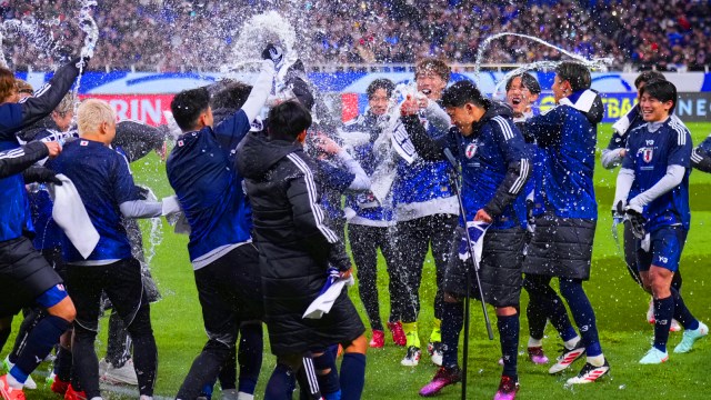 يحتفل لاعبو اليابان بعد هزيمة البحرين في مباراة كرة القدم المؤهلة لكأس العالم في ملعب سايتاما في سايتاما ، اليابان ، الخميس ، 20 مارس 2025. (صورة AP)