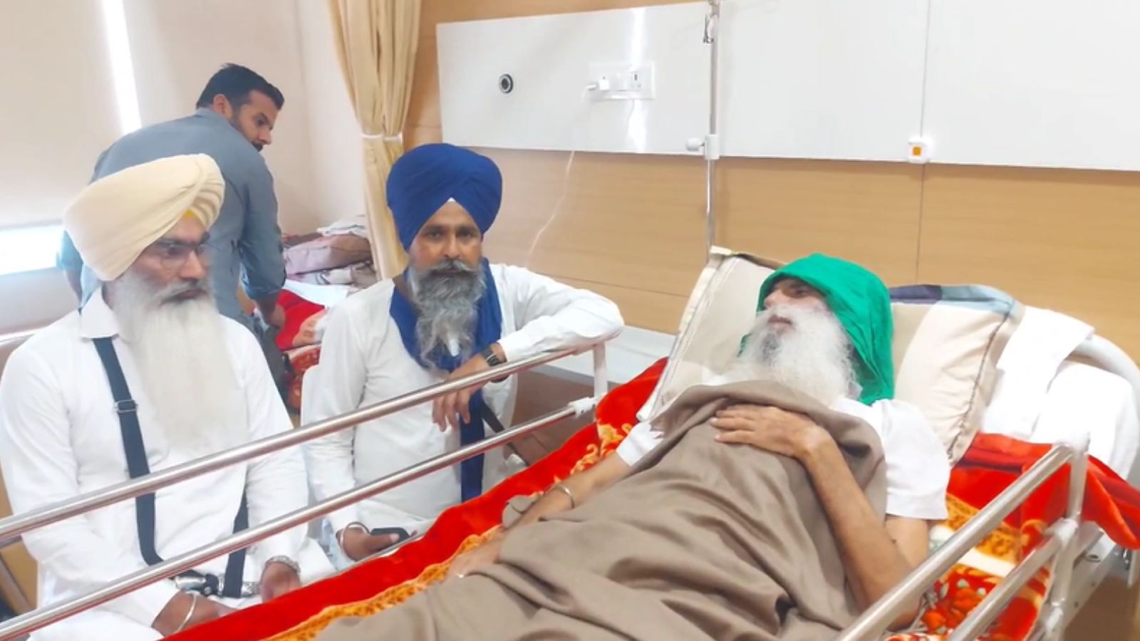 Farmer leader Jagjit Singh Dallewal breaks his hunger strike, drinks water. (Express Photo by Jasbir Malhi)