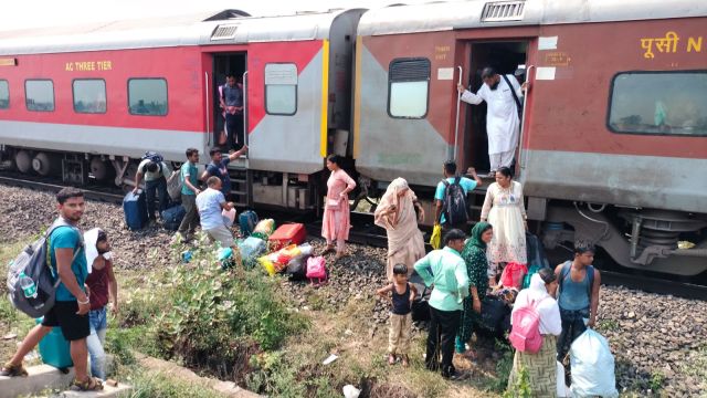 Bengaluru-Kamakhya Superfast Express derailed near near Cuttack in Odisha Latest News Updates Bengaluru-Kamakhya Superfast Express derailed near near Cuttack in Odisha Latest News Updates