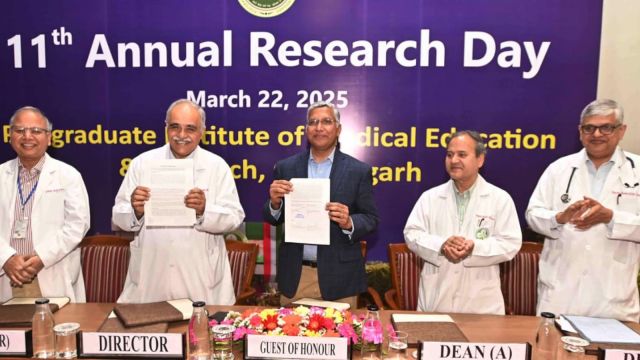 Prof. Sundar Swaminathan (IISc) and Prof. Vivek Lal (PGIMER) sign MoU during the 11th Annual Research Day at Bhargava Auditorium, PGI
