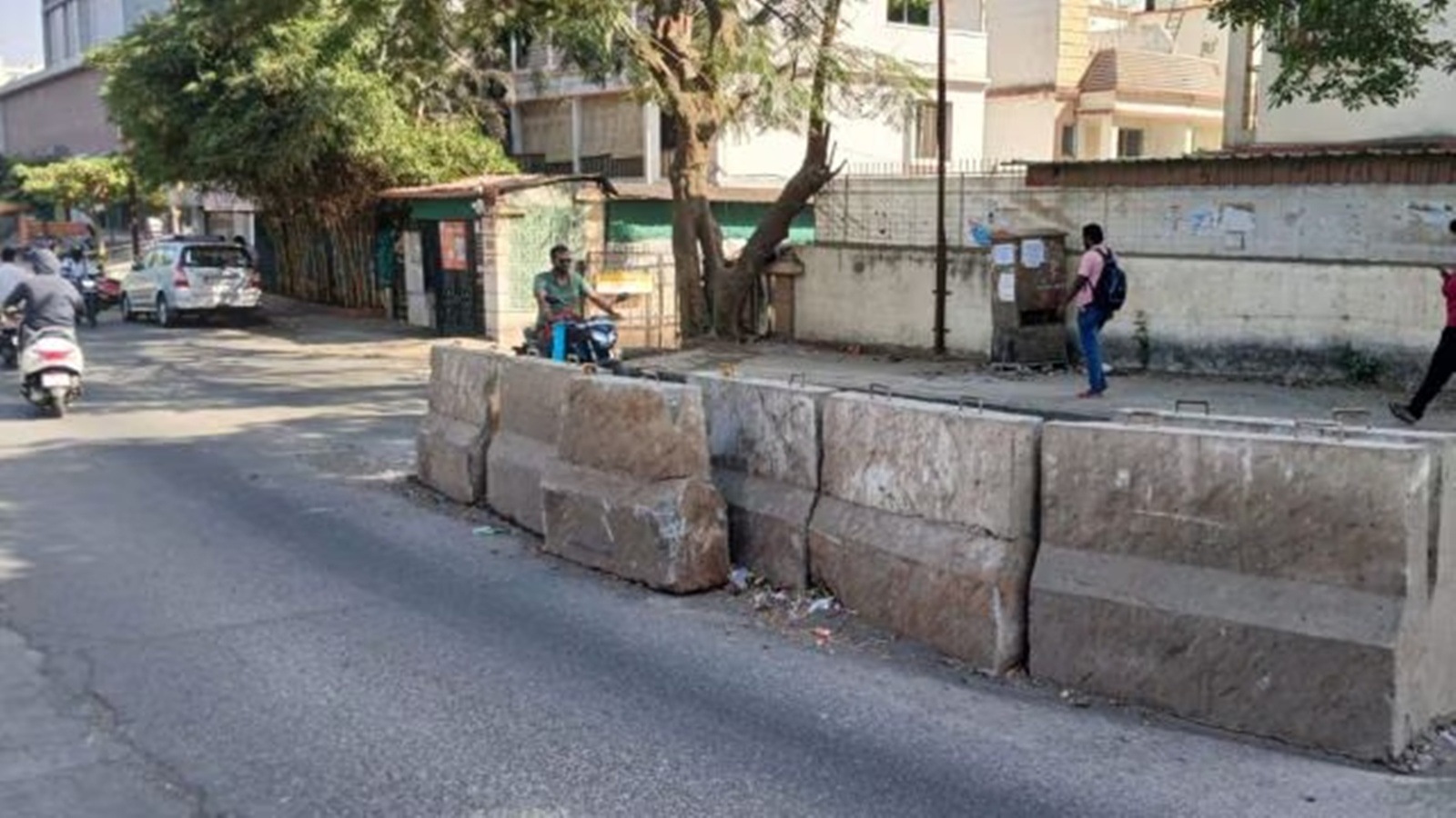 Pune Gangadham Shatrunjay Road divider accident