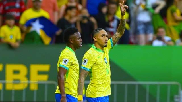 يحتفل Raphinha (يمين) مع Vinicius بعد تسجيل هدف البرازيل ضد كولومبيا من ركلة جزاء خلال مباراة تصفيات كأس العالم FIFA 2026. (صورة AP)