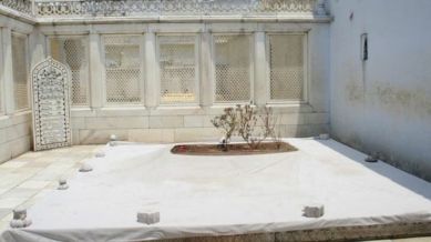 aurangzeb tomb, asi, vhp, bajrang dal,