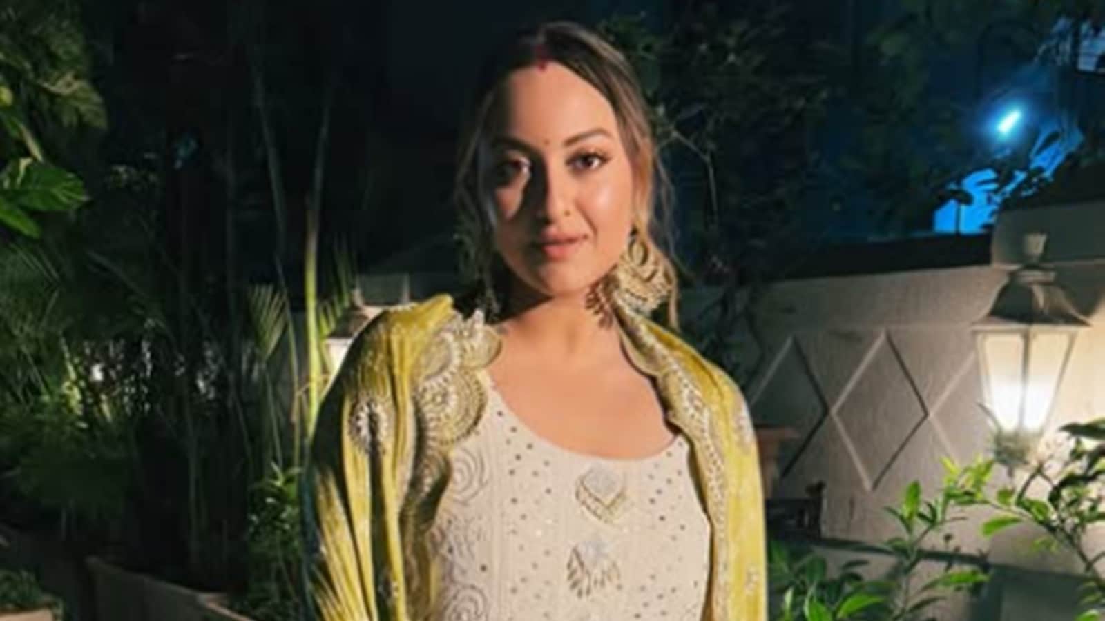 ‘I don’t swim in this country’: Sonakshi Sinha on feeling body-conscious in bathing suit; expert on why some people feel more self-conscious | Lifestyle News