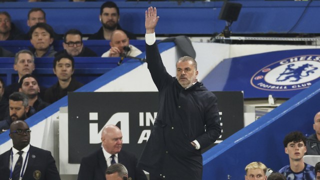 يقدم Ange Postecoglou المدير الفني لفريق توتنهام تعليمات للاعبين خلال مباراة كرة القدم في الدوري الإنجليزي الممتاز بين تشيلسي وتوتنهام هوتسبور ، في ملعب ستامفورد بريدج ، في لندن ، الخميس ، 3 أبريل 2025. (صورة AP)