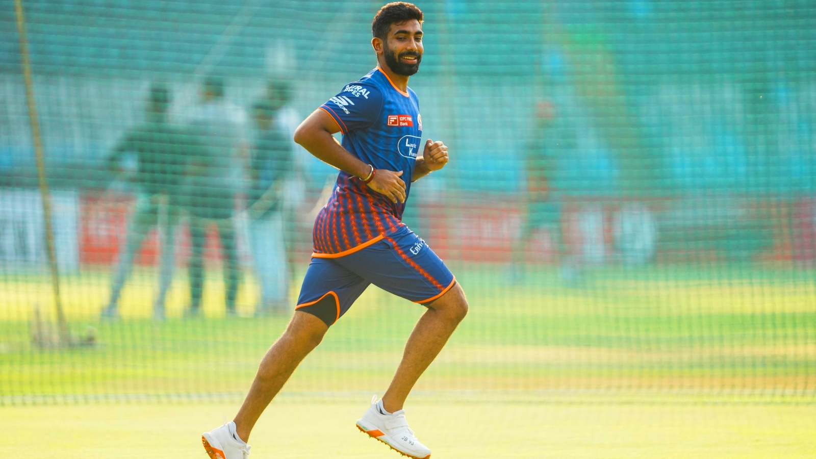 मुंबई इंडियंस के जसप्रीत बुमराह ने एक भारतीय प्रीमियर लीग (IPL) 2025 से आगे एक अभ्यास सत्र के दौरान रॉयल चैलेंजर्स बेंगलुरु के खिलाफ, वानखेड़े स्टेडियम में। (पीटीआई फोटो)