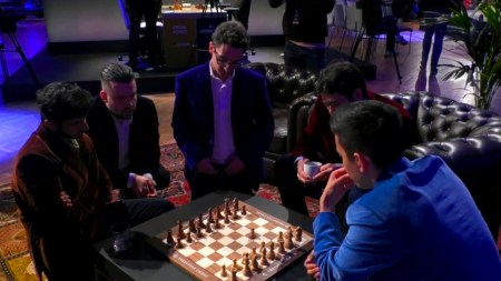 Ian Nepomniachtchi, Hikaru Nakamura, Fabiano Caruana and other top players discuss tactics with black pieces before the first game of the quarter-finals. (Screengrab via Freestyle Chess YouTube)
