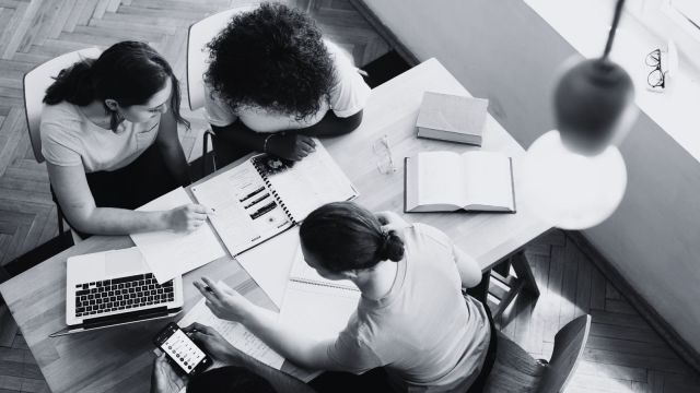These courses let you learn AI essentials from the world’s leading institutions and renowned experts. (Image: FreePik)