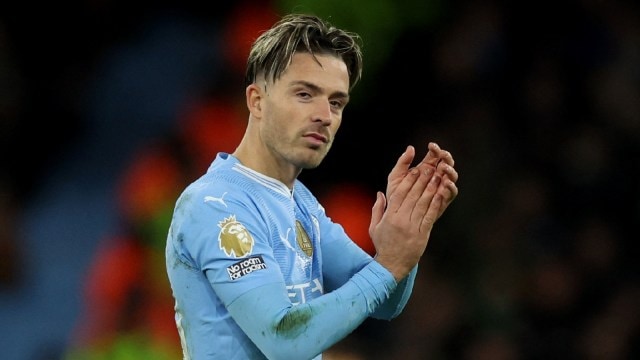 في عام 2019 ، عندما كان Grealish يلعب مع أستون فيلا ، تعرض للاعتداء بالمثل من قبل معجبين من فريق برمنغهام سيتي. (رويترز)