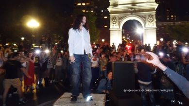 Lorde gave a candid performance at Washington Square Park in an oversized jeans and a loose white shirt