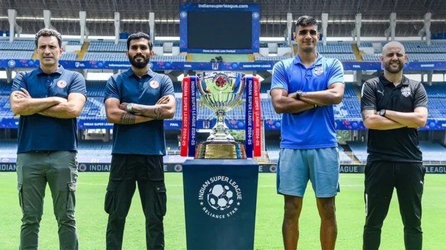 موهون باغان سوبر عملاق ومدرب بنجالورو FC والقادة قبل نهائي ISL 2024-25. (ISL)