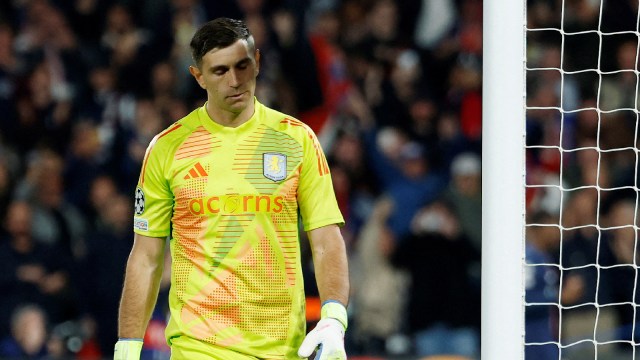 Emi Martinez, Argentina’s and Aston Villa’s goalkeeper, was received with a ring of boos around the stadium against PSG on Wednesday. (Reuters)