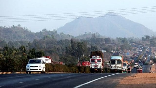 राजमार्गों पर हादसे: सुरक्षा की गंभीर चिंताएँ