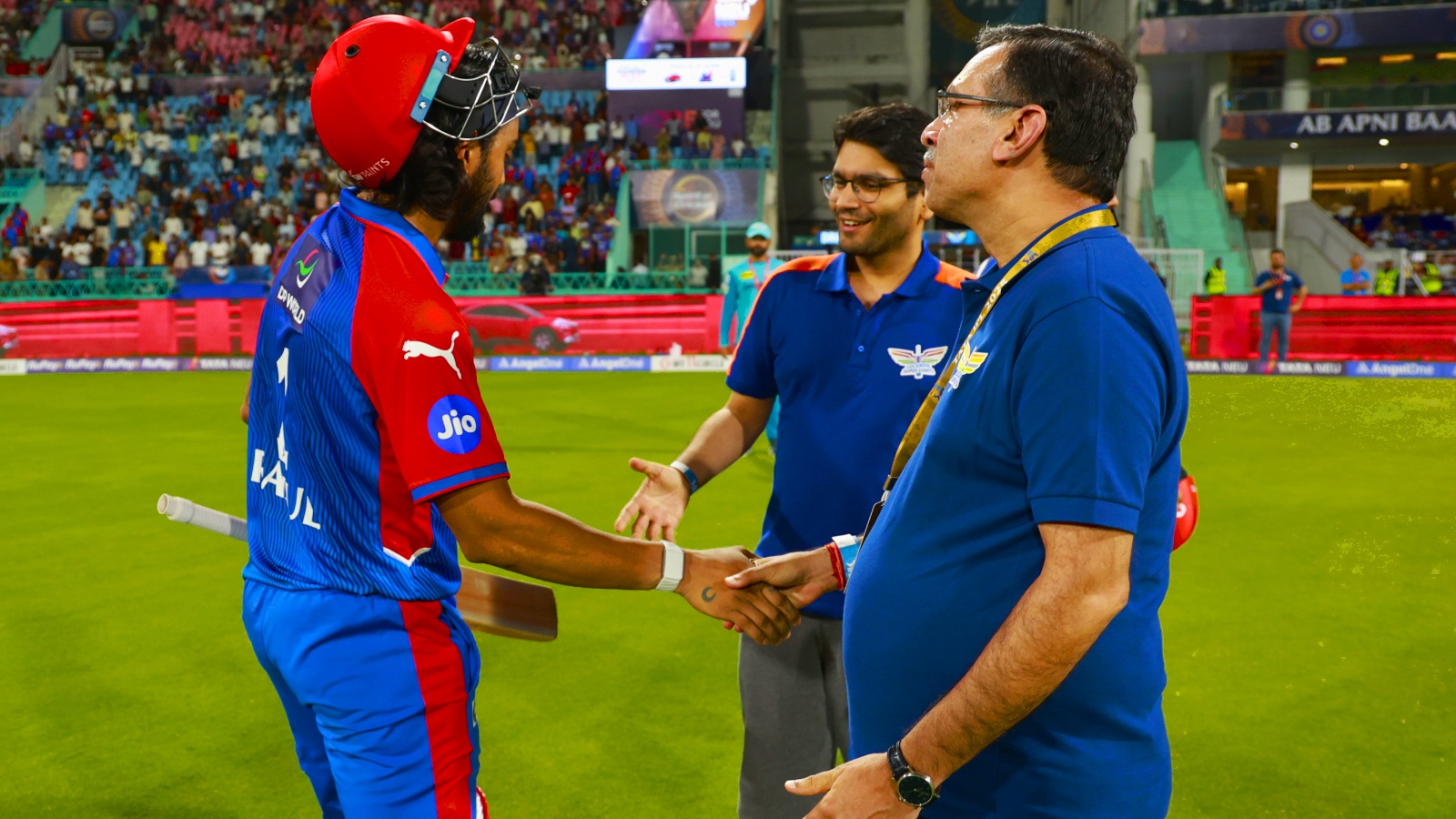 KL Rahul of Delhi Capitals shaking hands with Sanjiv Goenka, the owner of Lucknow Super Giants after an IPL 2025 game. (PHOTO: Sportzpics for IPL)