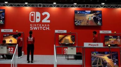 An attendee plays with the Nintendo Switch 2 gaming device at a media event in Tokyo, Japan April 3, 2025. (File Photo: REUTERS/Kim Kyung-Hoon)