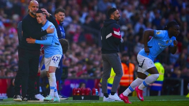 مدرب مانشستر سيتي بيب جوارديولا يعانق فيل فودن حيث تم استبداله خلال مباراة كرة القدم في الدوري الإنجليزي الممتاز بين مانشستر سيتي ومانشستر يونايتد. (صورة AP)