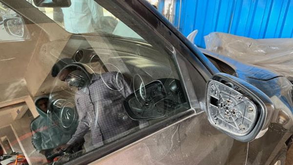As an argument broke out between bhosale and sakat, the latter smashed the glass of his car's side-view mirror.