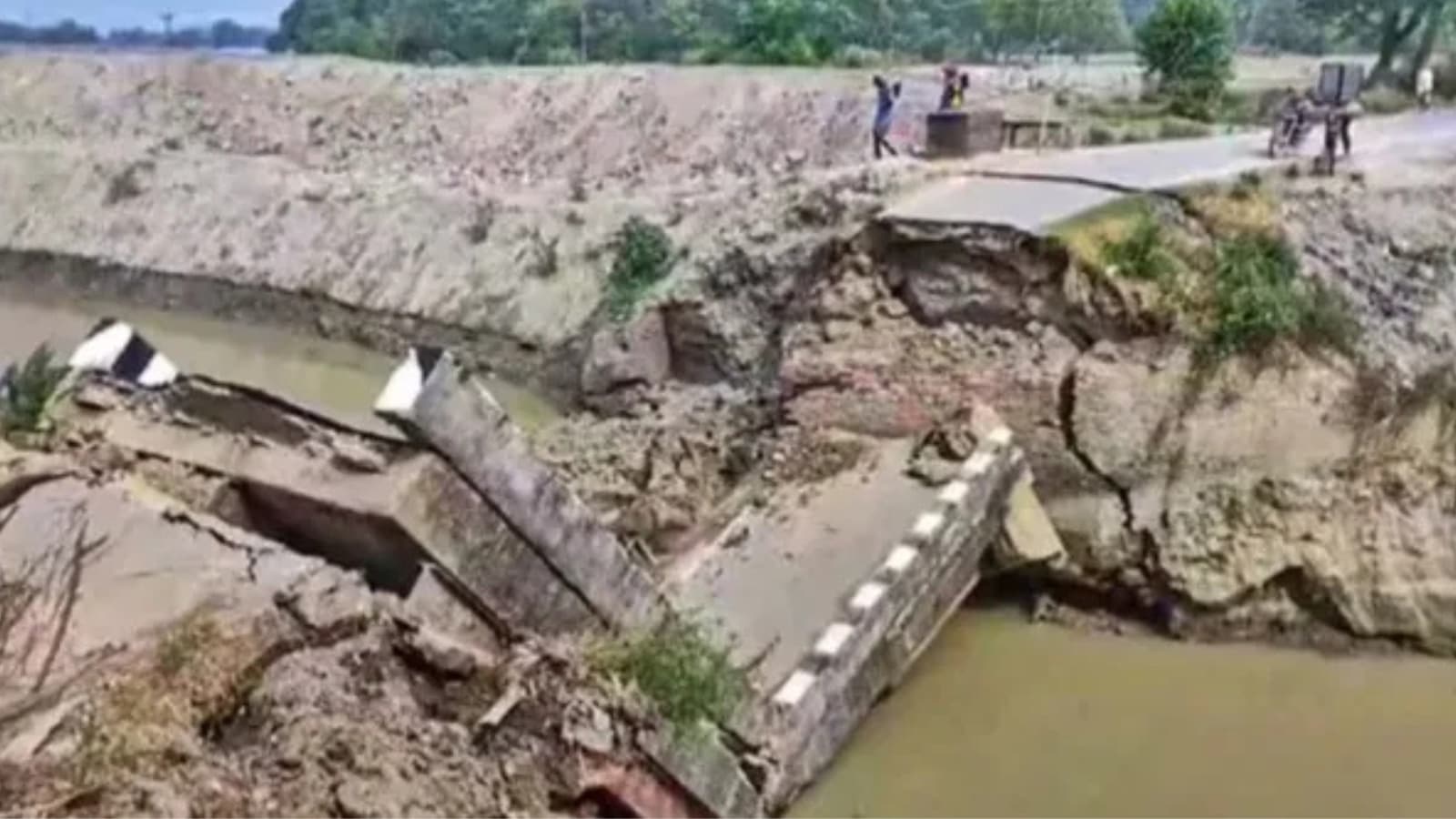 Supreme Court pulls up Bihar govt for reinstating officers suspended in bridge collapse cases
