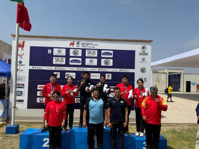 Suruchi Phogat and Saurabh Chaudhary (Centre) after winning the mixed team gold in Lima. (NRAI)
