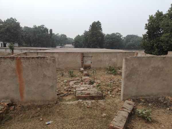 In several cases, broken bricks and cow dung serve as the foundation.