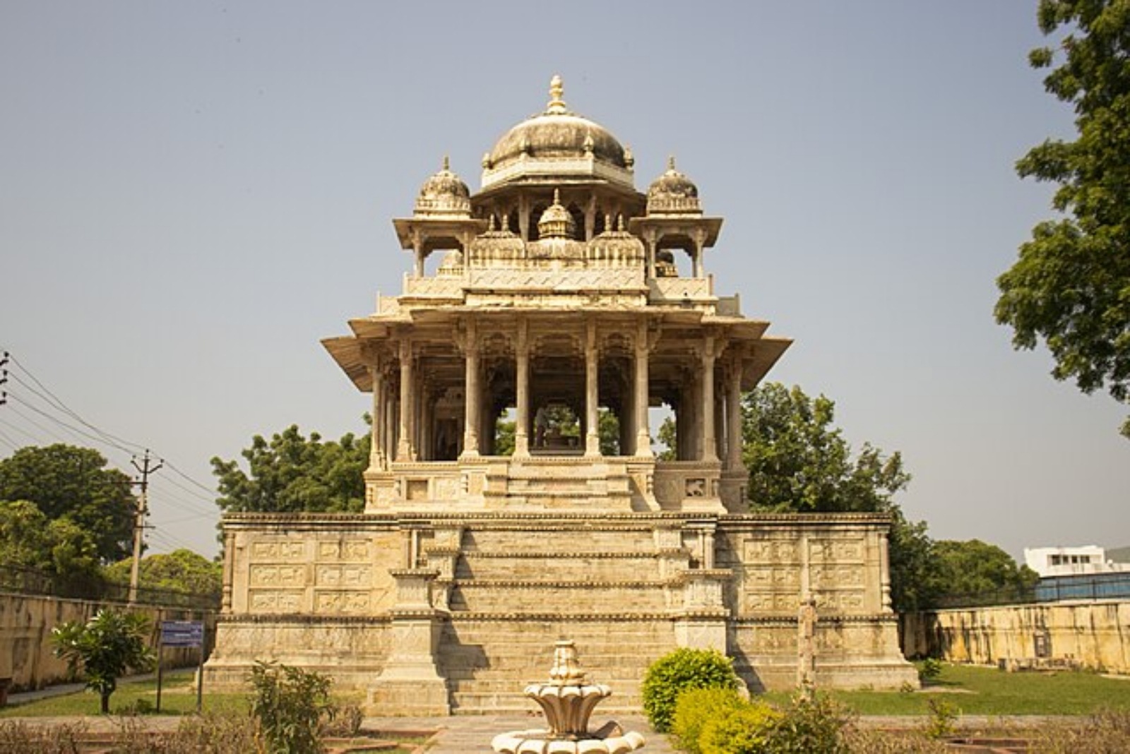 There are endless places to visit and explore in Bundi. Some of them are - Pleasure Palace, Kesar Bagh, Ranijis Stepwell, Nagar SagarKund, Chhatri of 84 pillars, Tara Garh Fort. Bundi is surronded by picturesque lakes including Jait Sagar Lake, Nawal Sagar Lake nd Janak Sagar Lake. Apart from its stunning pa;acea and forts Bundi is also famous for its traditional handicrafts including paintings, pottery and textiles.