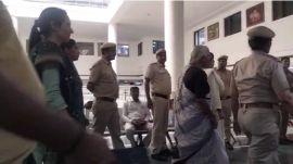 Medha Patkar was produced before the judge at 12:30 pm. LG Saxena's advocate Gajinder Kumar also appeared before the court.